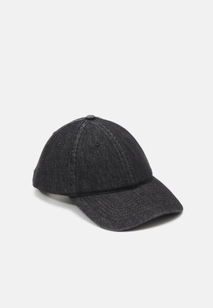 Casquette de baseball en jean noir avec panneaux cousus, œillets de ventilation et visière courbée sur fond blanc.