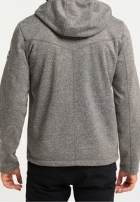 Sweat à capuche gris en tissu texturé, avec une capuche à cordon, des coutures apparentes et un logo sur la manche gauche. Coupe et style décontractés.