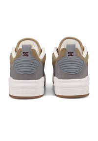 Nízké tenisky s béžovým síťovaným svrškem, šedými semišovými akcenty, bílou podrážkou a logem na patě. Texturované detaily na zadní straně.