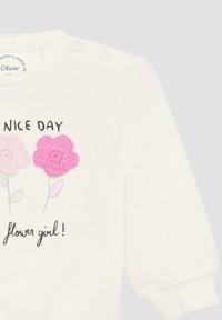 Witte lange mouw babyshirt met de tekst "Heb een fijne dag bloemenmeisje!" en twee roze textuur bloemenontwerpen op de voorkant.