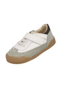 Zapato infantil de cuero blanco y gamuza gris, con una correa de Velcro, suela de goma, punta redondeada y detalles cosidos.