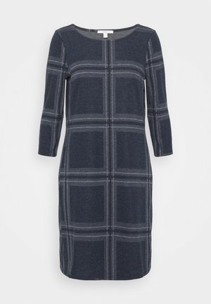 Sukienka do kolan w kolorze granatowym z geometrycznym wzorem w odcieniach szarości. Wykonana z miękkiego materiału, posiada okrągły dekolt i rękawy o długości trzy czwarte.