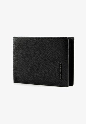 Cartera de cuero negra con un acabado texturizado, que presenta un diseño delgado y un logo grabado en el lateral. Construcción de doble pliegue.