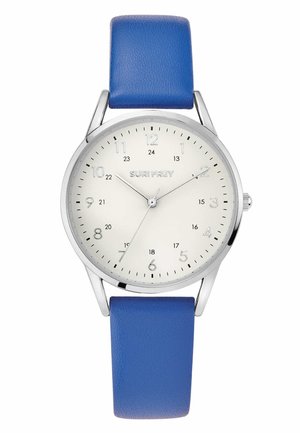 Runde silberne Uhr mit weißem Zifferblatt, blauem Lederarmband, silbernen Stundenmarkierungen, Minutenstrichen, 24-Stunden-Zahlen und drei silbernen Zeigern.