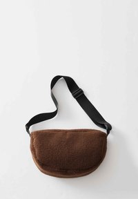 Borsa a tracolla in tessuto di pile marrone con tracolla nera regolabile, mostrata piatta su uno sfondo bianco.