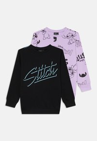 Dva svetre s dlhým rukávom: čierny so svetlomodrým textom "Stitch" a fialový s opakovanými návrhmi postavy Stitch. Mäkčený bavlnený materiál.