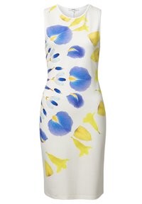 Robe sans manches en tissu blanc avec un motif floral de pétales bleus et jaunes, coupe droite et encolure ronde.