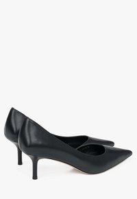 Černé kožené lodičky na vysokém podpatku s špičatou špičkou, nízkým střihem a štíhlým podpatkem. Povrch je hladký, bez viditelných vzorů nebo kovových prvků.