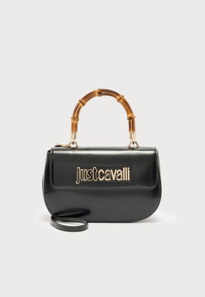 Sac à main en cuir noir avec logo doré "Just Cavalli" sur le devant et poignée incurvée en bambou, équipé d'une longue bandoulière amovible.