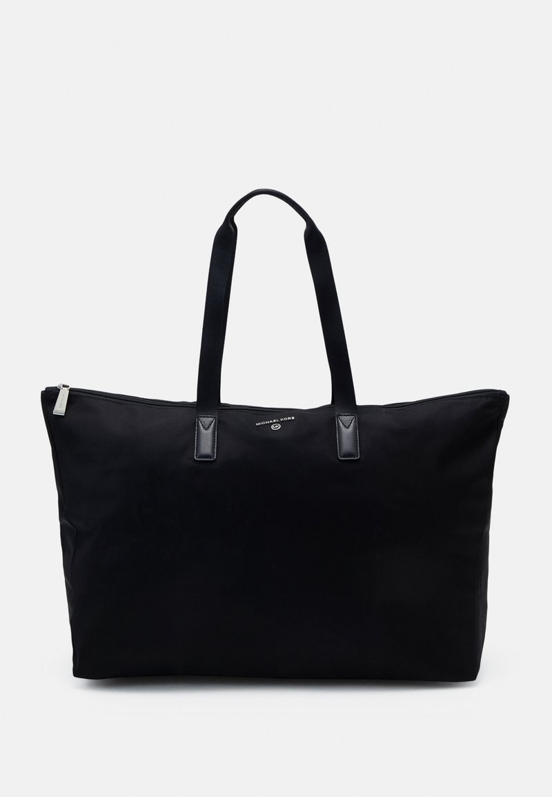 Grand sac cabas noir avec deux bretelles et fermeture éclair, avec un petit logo de marque centré près du haut.