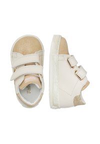 Sneaker beige con accenti di glitter marrone chiaro, doppie fascette in velcro e suole in gomma testurizzate; punta arrotondata e tomaia in pelle liscia.