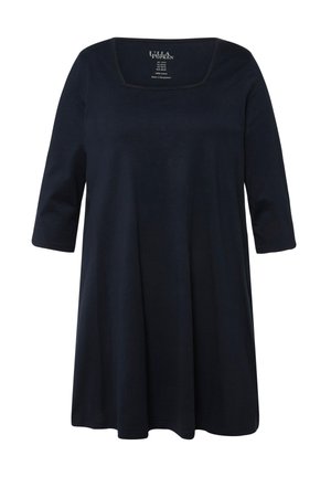 Donkerblauwe katoenen jurk met een vierkante halslijn, driekwartmouwen en een uitlopende silhouet; gladde textuur zonder patronen of versieringen.