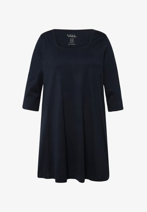 Donkerblauwe katoenen jurk met een vierkante halslijn, driekwartmouwen en een uitlopende silhouet; gladde textuur zonder patronen of versieringen.
