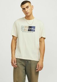 Jack & Jones RUNDHALS - Camiseta estampada - buttercream