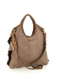 Borsa in suede marrone con una texture distintiva, caratterizzata da dettagli in pelle, manico superiore e tracolla removibile. I lati arricciati aggiungono particolare. 