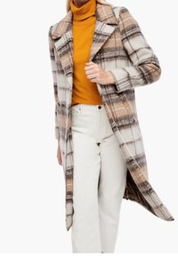 Abrigo de cuadros en tonos beige, marrón y blanco, con mangas largas, cuello con muesca y abertura frontal, superpuesto a un cuello alto mostaza.