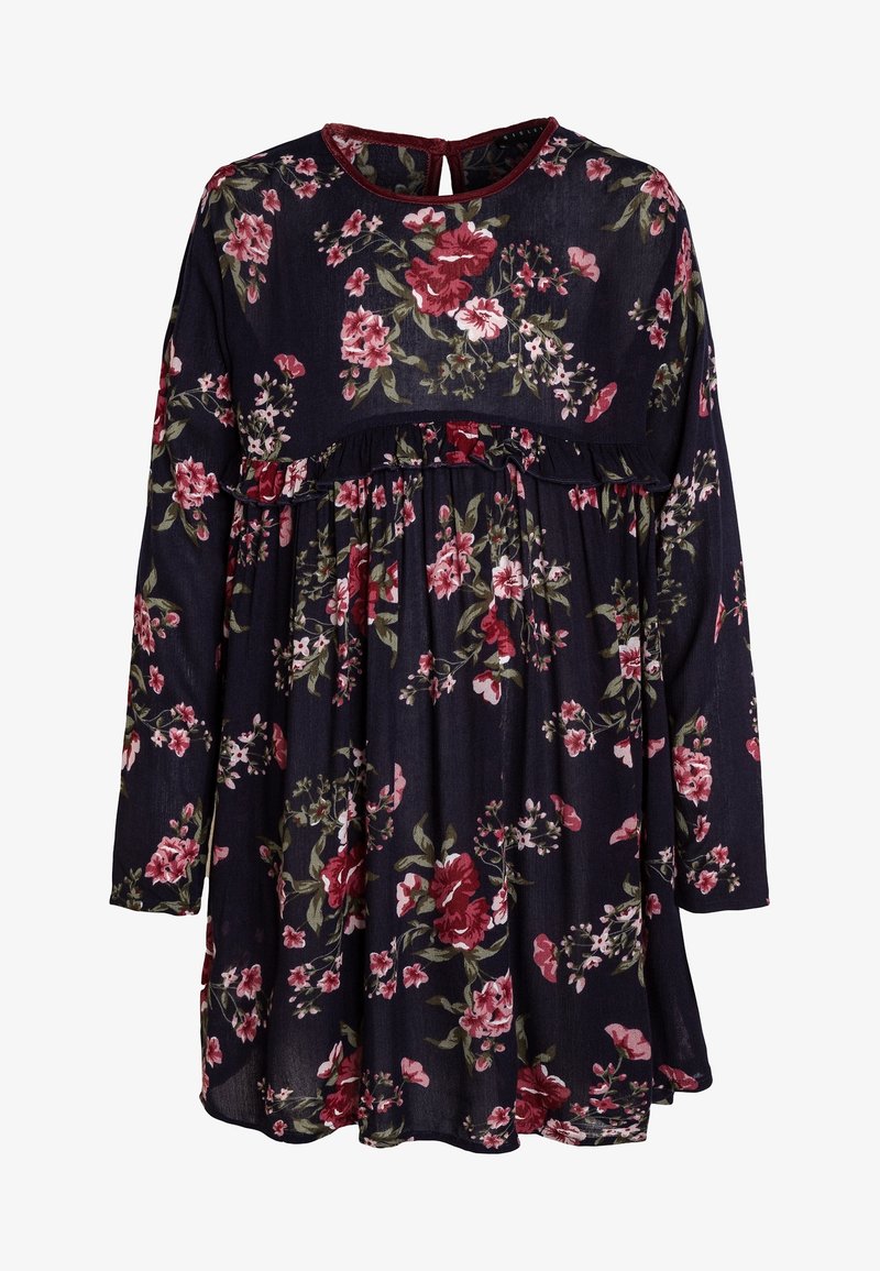 Robe longue manches longues bleu marine foncé avec motif floral rouge et rose, détail volanté sur la poitrine et taille froncée se terminant au-dessus des genoux.