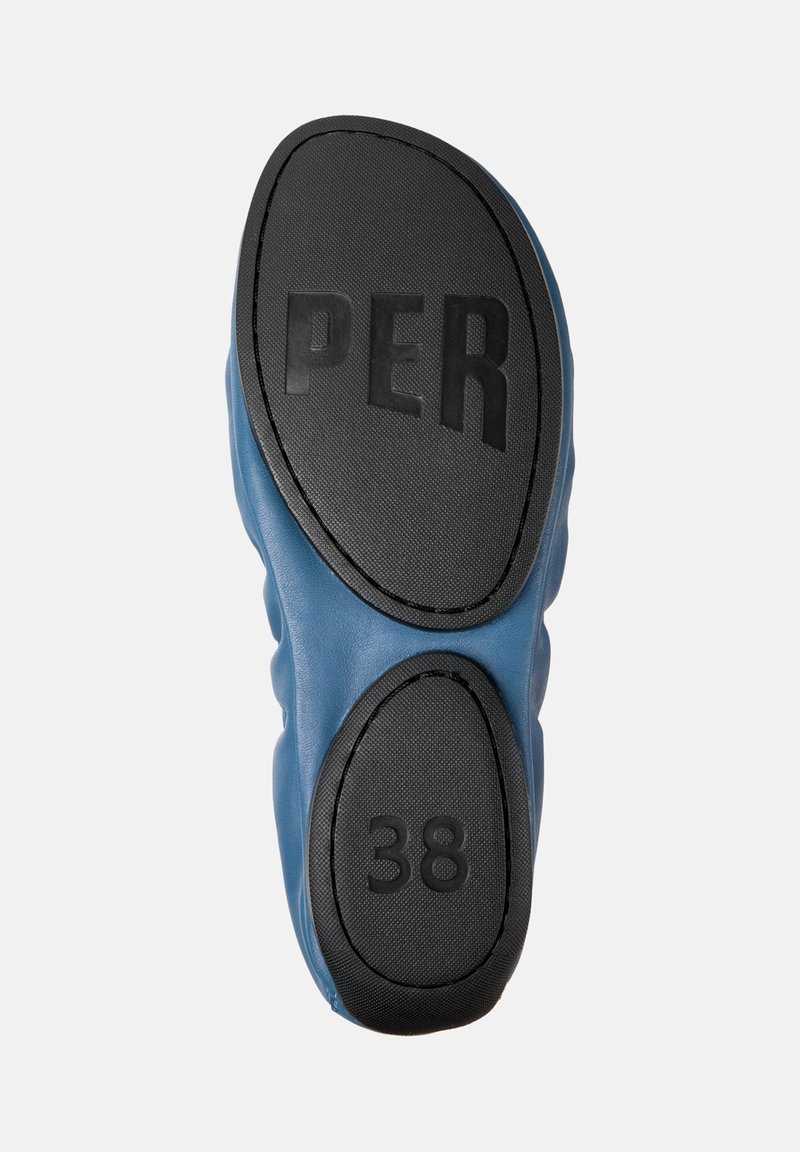 Sula av en blå sko med svarta gummipatchar, stor "PER"-text på framsidan och siffran "38" på hälen, storlek angiven.