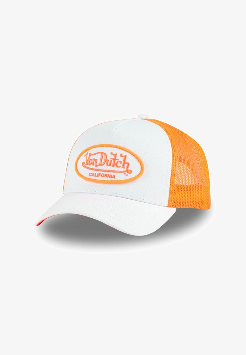 Casquette de baseball blanche avec des côtés en filet orange, arborant un patch logo orange proéminent qui indique "Von Dutch CALIFORNIA". Visière courbée.