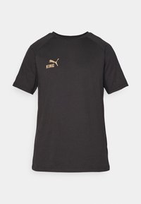 Juodas trumpas rankovėmis marškinėliai, pagaminti iš minkštos medžiagos. Ant kairės krūtinės pusės yra auksinis "KING" logotipas ir auksinis "Puma" logotipas.