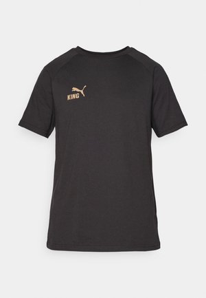 Schwarzes kurzärmliges T-Shirt aus weichem Stoff. Besitzt ein goldenes "KING"-Logo sowie ein goldenes Puma-Logo auf der linken Brustseite.