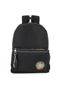 Mochila negra con cierre de cremallera, que presenta un diseño de cara sonriente, un parche colorido con texto, detalles en costura azul y un bolsillo lateral de malla.