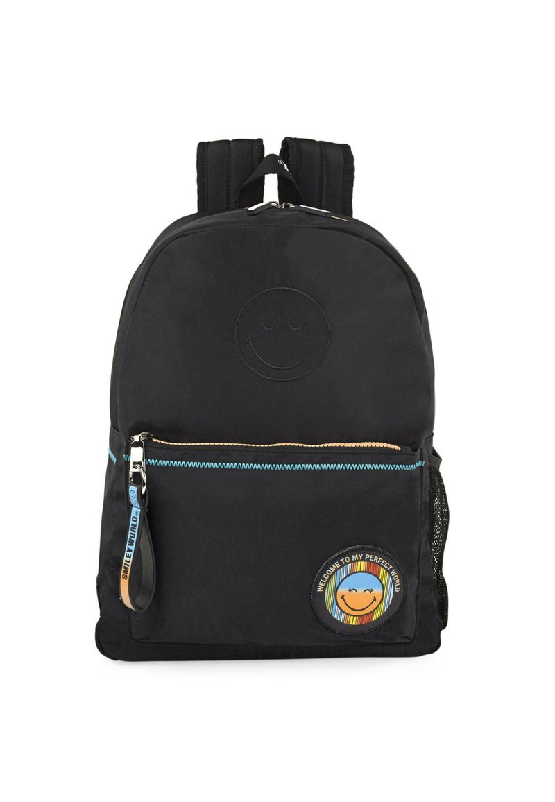 Mochila negra con cierre de cremallera, que presenta un diseño de cara sonriente, un parche colorido con texto, detalles en costura azul y un bolsillo lateral de malla.
