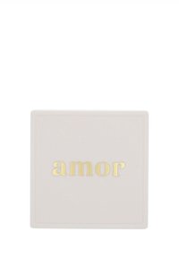 Vit fyrkantig låda med guldfoil-texten "amor" centrerad på locket.