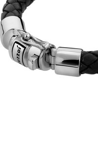 Schwarzes geflochtenes Lederarmband mit silberner Metallverschluss. Das Design zeichnet sich durch eine glatte Oberfläche und einen markanten Verschlussmechanismus aus.