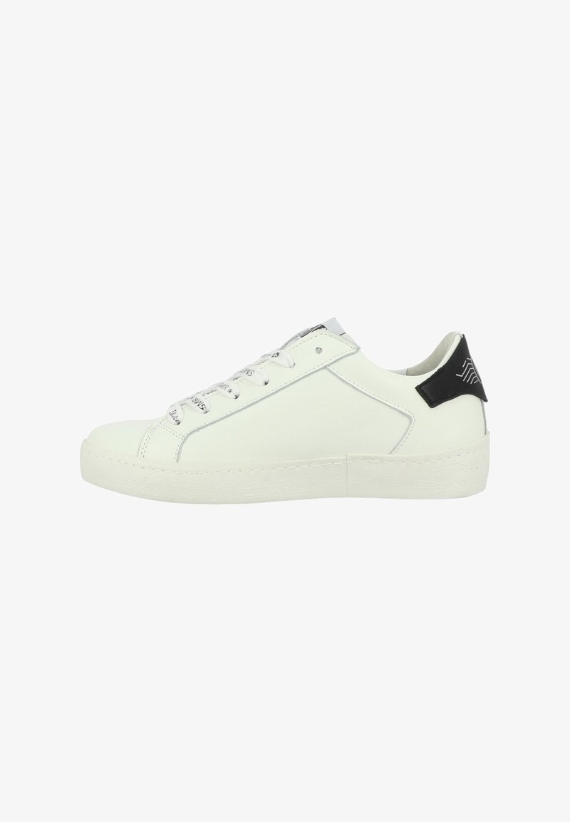 Sneaker en cuir blanc avec un bout rond, des lacets plats et une touche noire au niveau du talon avec une finition texturée. Design simple et minimaliste.