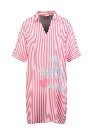 Różowo-biała sukienka w pionowe paski z krótkim rękawem, kołnierzykiem i dekoltem w kształcie litery V, z napisem „más AMOR por favor” i różowym serduszkiem.