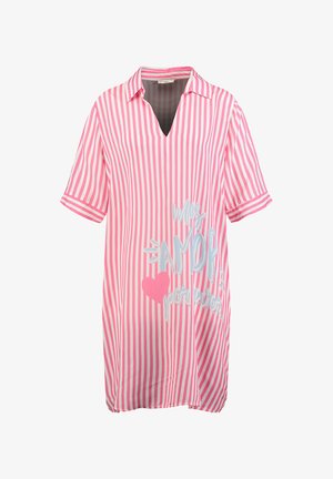 Vestido de mangas cortas con rayas verticales rosas y blancas, con cuello y escote en V, con el texto «más AMOR por favor» y un gráfico de corazón rosa.