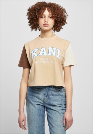 Karl Kani SERIF CROP BLOCK  - Camiseta estampada - sand light sand brown