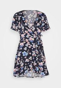 Robe enveloppante noire à manches courtes avec un imprimé floral rose, bleu et blanc et un ourlet à volants, dotée d'une fermeture par nouage sur le côté.