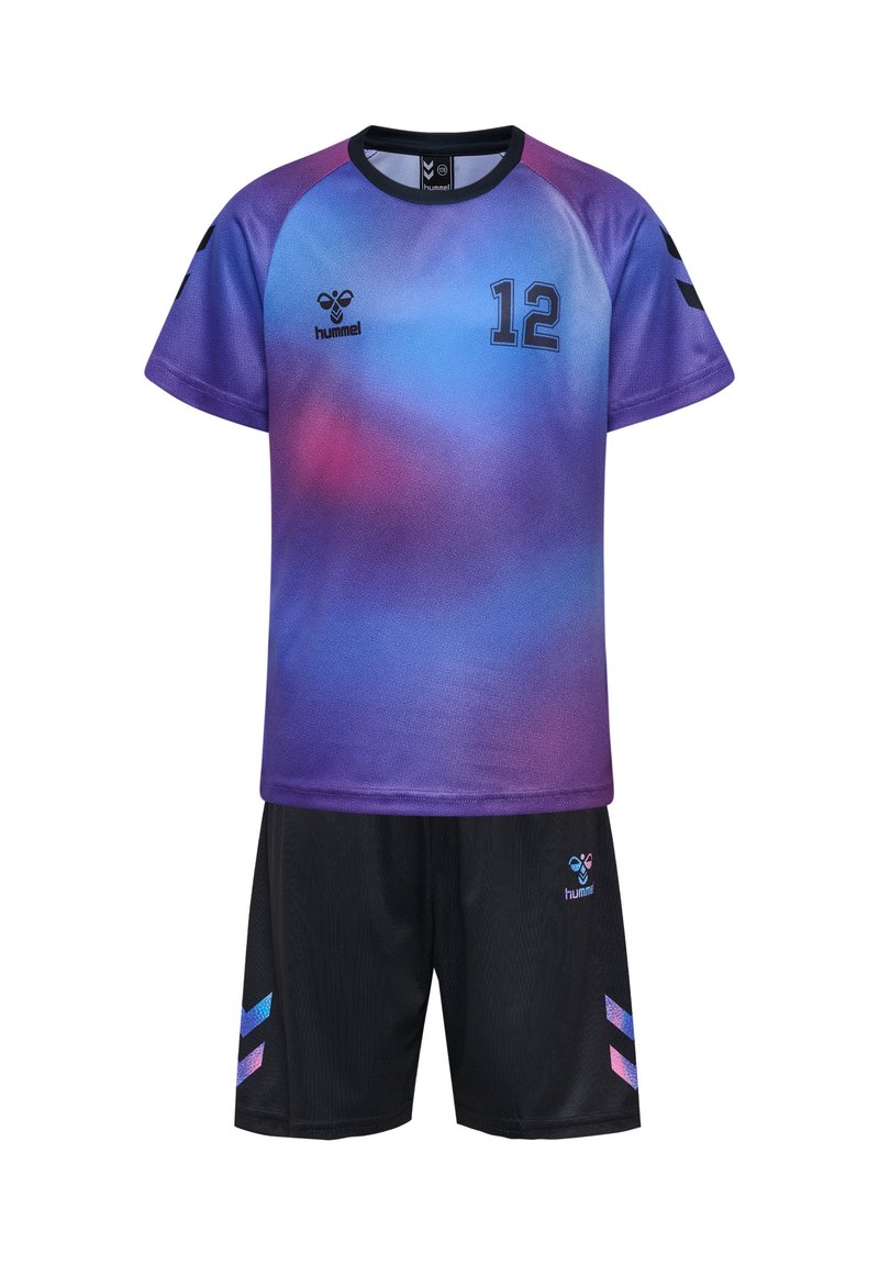 Lila och blå gradient sporttröja med svarta shorts. Tröjan har nummer 12 och logotyp; shortsen har blå detaljer och logotyp.