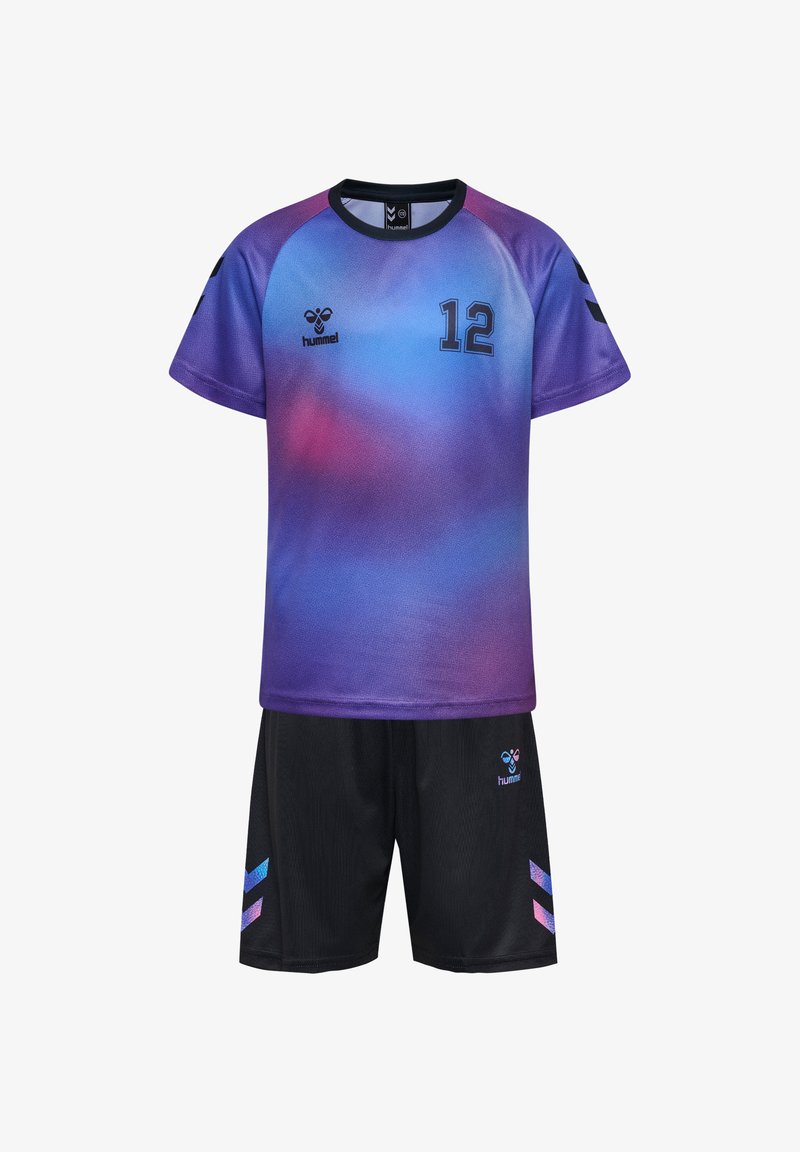 Lila-blaues Farbverlauf-Sporttrikot mit schwarzen Shorts. Das Trikot hat die Nummer 12 und ein Logo; die Shorts haben blaue Akzente und ein Logo.