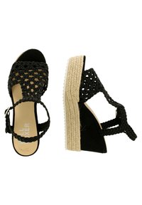 Černé tkané platformové sandály s klínem ve stylu espadril. Mají otevřenou špičku, pásek kolem kotníku a texturovaný povrch.