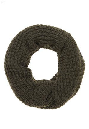 Ciemnozielony dzianinowy szalik typu infinity z grubą, masywną włóczką i miękkim, teksturowanym wzorem, pokazany płasko w kształcie koła.