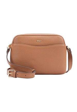 Kleine lichtbruine leren crossbodytas met verstelbare riem, gebogen detail aan de voorkant en klein gouden embleem in het midden van de voorkant.