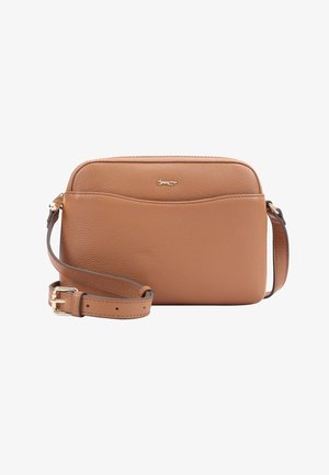 Kleine lichtbruine leren crossbodytas met verstelbare riem, gebogen detail aan de voorkant en klein gouden embleem in het midden van de voorkant.