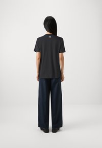 KARL LAGERFELD STACKED LOGO - T-Shirt print - black