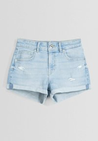 Helles blaugraues Jeans-Shorts mit fransigem Saum, sichtbaren Nähten und zwei vorderen Taschen. Zerrissener Look mit kleinen Rissen im Stoff.