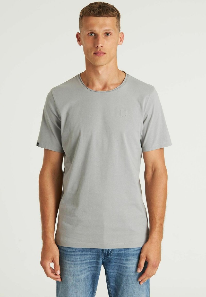 Grijze T-shirt met korte mouwen en een ronde hals, gemaakt van zacht materiaal, met een klein geborduurd vierkant logo op de borst.