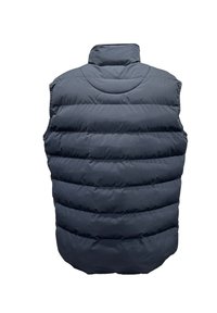 Dunkelgraue Steppweste mit hohem Kragen, die ein gestepptes Design und horizontale Abschnitte zur Isolierung aufweist. Keine sichtbaren Beschläge.