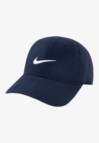 Baseball kapa tamnoplave boje, izrađena od pamuka, s bijelim Nike logom uvezanim na prednjoj strani, zakrivljenim obodom i strukturiranom krunom.
