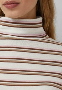 Golf w paski z naprzemiennymi pasami brązu, różu i bieli. Miękki, elastyczny materiał dopasowany ciasno wokół szyi.