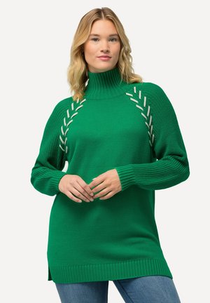 Grüner gestrickter Pullover mit hohem Kragen, der geflochtene Akzente an den Schultern und gerippte Bündchen aufweist. Das Design umfasst seitliche Schlitze am Saum.