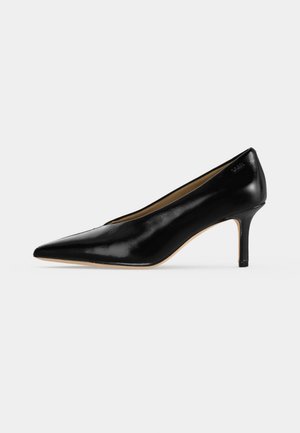 Escarpin noir brillant à bout pointu, doté d’un talon fin de hauteur moyenne et d’une doublure beige, présenté de profil sur un fond clair.