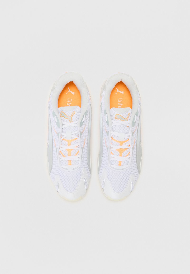 Baskets en maille blanche avec des accents gris et des semelles intérieures orange. Comprend des lacets et un col rembourré pour le confort, avec une semelle texturée.