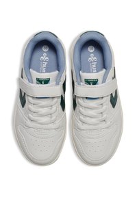 Białe trampki z fakturowaną skórzaną powierzchnią, zielonymi akcentami i paskiem na rzep. Amortyzowane niebieskie wkładki oraz perforowane detale na palcach.